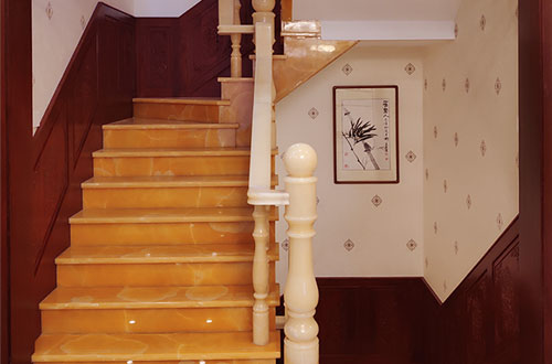 黄岛中式别墅室内汉白玉石楼梯的定制安装装饰效果